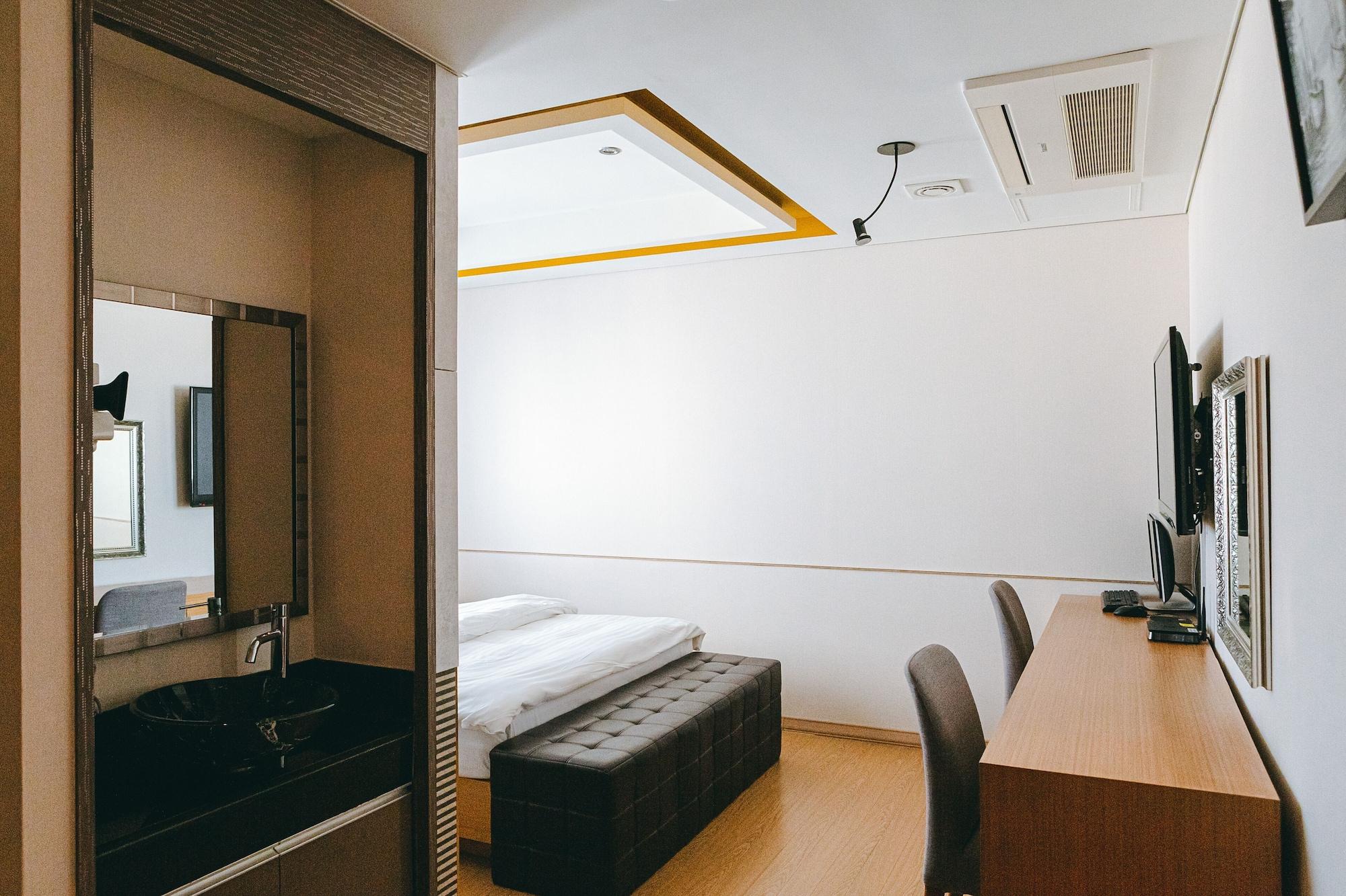 Gallery Tourist Hotel Tongyeong Bagian luar foto