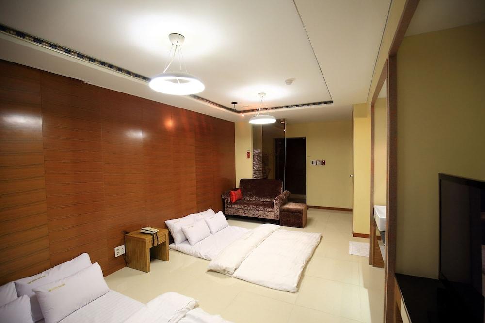 Gallery Tourist Hotel Tongyeong Bagian luar foto