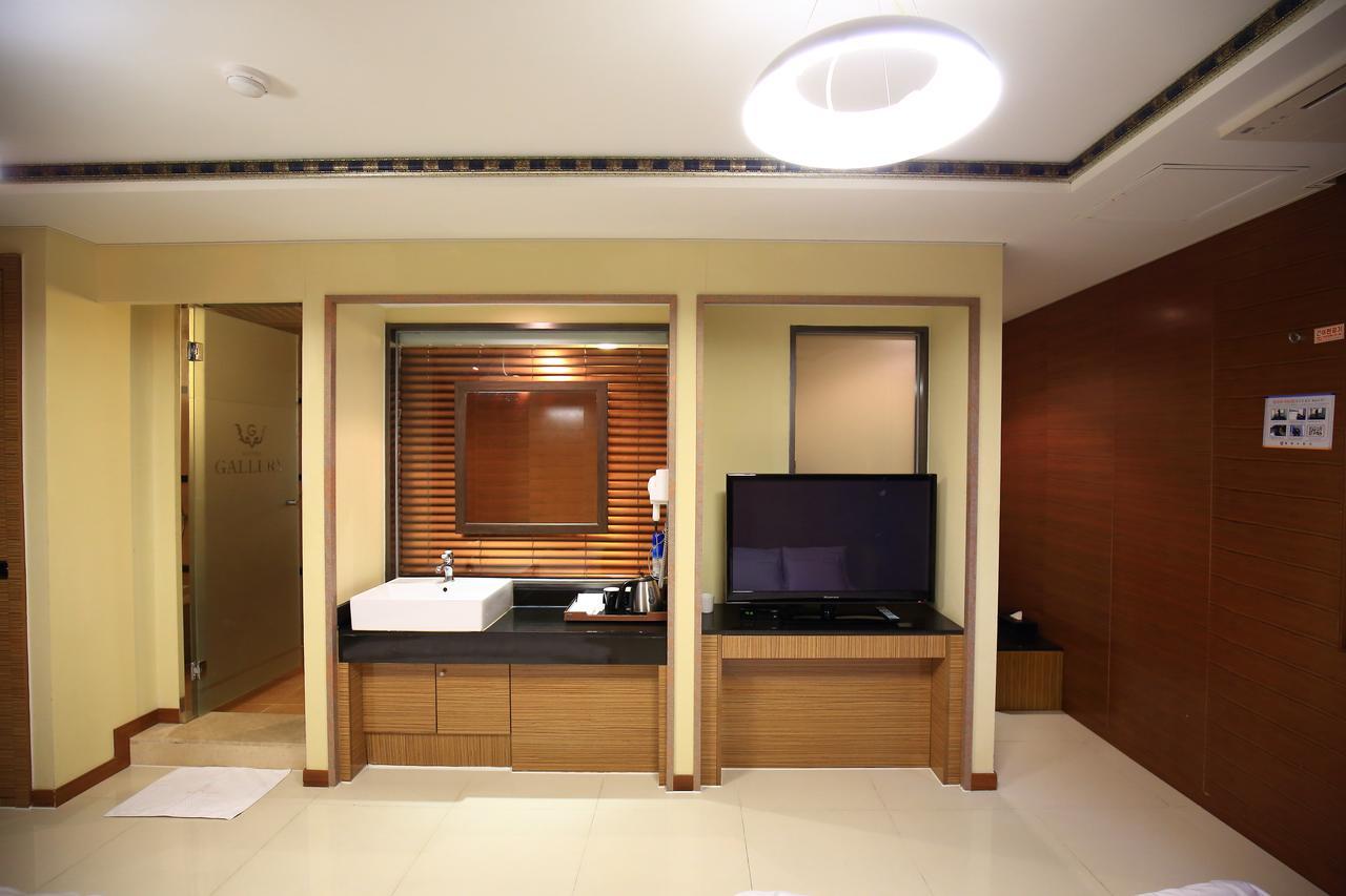 Gallery Tourist Hotel Tongyeong Bagian luar foto